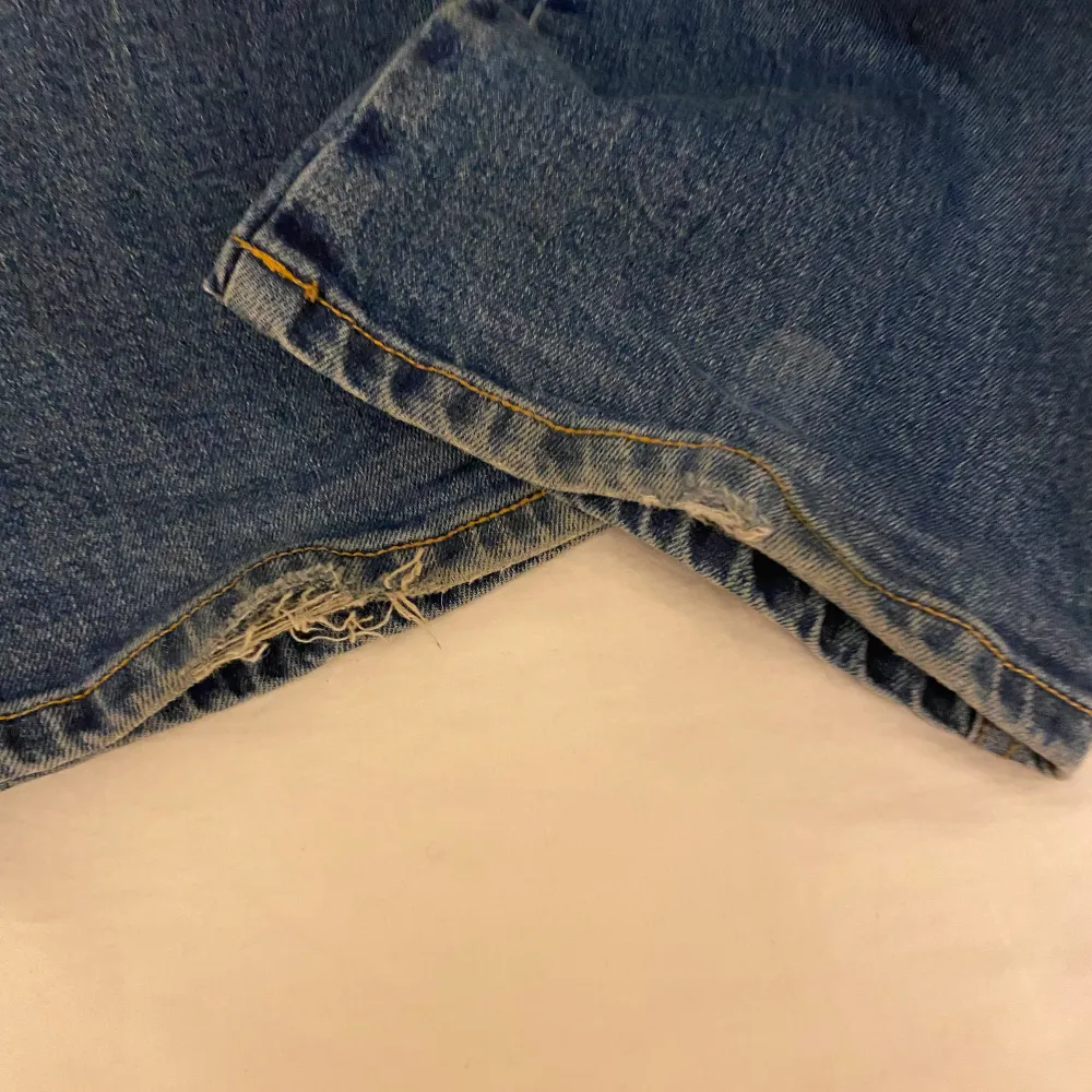 blå Bootcut jeans som är Lågmidjade från lager 157, i storlek xs short. Dem har ett litet hål längst ner på benen. Farkut & Housut.