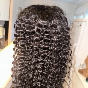  helt ny! curly v part wig - Säljer en helt ny kinky curly vpart wig i 22 inch. Beställde fel längd och kan ej returner den längre. 100% human hair. Helt oanvänd med etiketter kvar. Superfin kvalite!! 