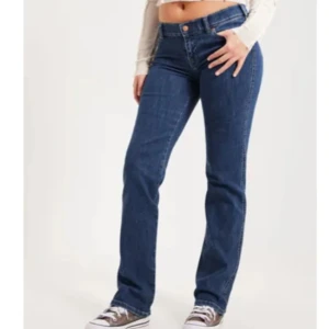 Low waist straight jeans Xs/32 - Säljer mina favorit jeans då dem är för små på mig tyvärr. Dem är ursnygga, sitter fint med lågmidja o har en straightpassform, inte bootcut. Lite slitage vid fickorna, (kontakta för bild). 