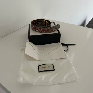 Gucci bälte  - Riktigt Snyggt Gucci king snake bälte, som ej går att få tag på som nytt längre, nytt pris ligger på ungefär 5000+ och mitt pris är 2600, bältet har inga märken eller konstigheter och det är även äkta såklart, hör av dig om du är intresserad 