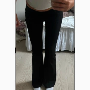 Svarta kostymbyxor - Snygga svarta bootcut byxor från bershka med låg midja och bootcut . Säljer pga brist på användning