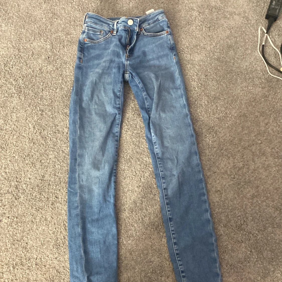 Blå jeans med låg midja