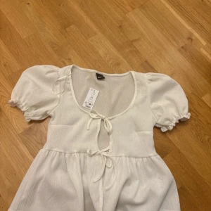 Vit blus  - Söt vit topp från Gina tricot. Oanvänd med lapp kvar. Storlek xs