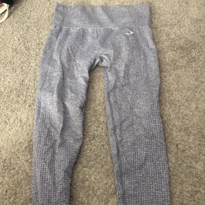 Grå leggings från Gymshark - Snygga grå leggings från Gymshark med hög midja och ett diskret mönster. Perfekta för träning med en tight passform som ger bra stöd. Materialet är stretchigt och bekvämt.