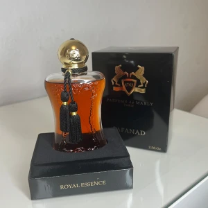 Parfums de Marly - Safanad - Elegant niche parfym från Parfums de Marly - doften Safanad.                      Perfekt för den som söker en sofistikerad doftupplevelse. Parfymen är endast testad!                                Nypris är 3000 men säljes för 2000. 