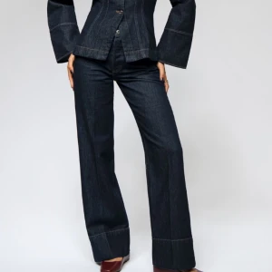 ctl wide jeans - Mörkblå jeans från gina! Nypris; 499, använt 2 gånger. Säljer då de är för korta på mig (jag är 175). Pris går att diskutera!💘