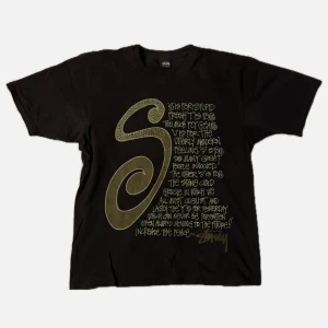 Svart t-shirt från Stüssy -  svart t-shirt från Stüssy med ett stort grafiskt tryck i grönt på framsidan. 