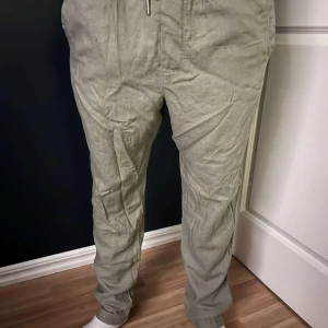 Linnebyxor solid - Ett par snygga solid linnebyxor!! Skick 9/10            Inga defekter. Modellen är 178cm och 62kg. Skriv vid minsta fundering. Mvh Lysekilsgarderoben 