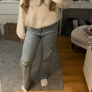 Ljusblåa jeans  - Ett par ljusblåa jeans med hål som är använda fåtal gånger💗