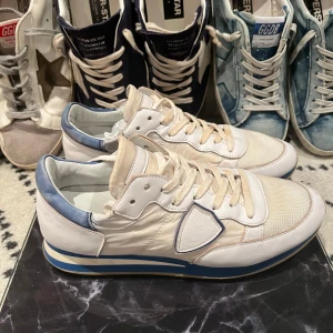 Philippe Model Trainers - Riktigt sköna och unika Philippe Model dojor! | De är mycket fint skick, men det förekommer nått tecken på användning. Går definitivt att fräscha upp dom lite💯 | Storlek 40. | Kostar 3000+ nypris! | Ställ gärna frågor innan du köper!