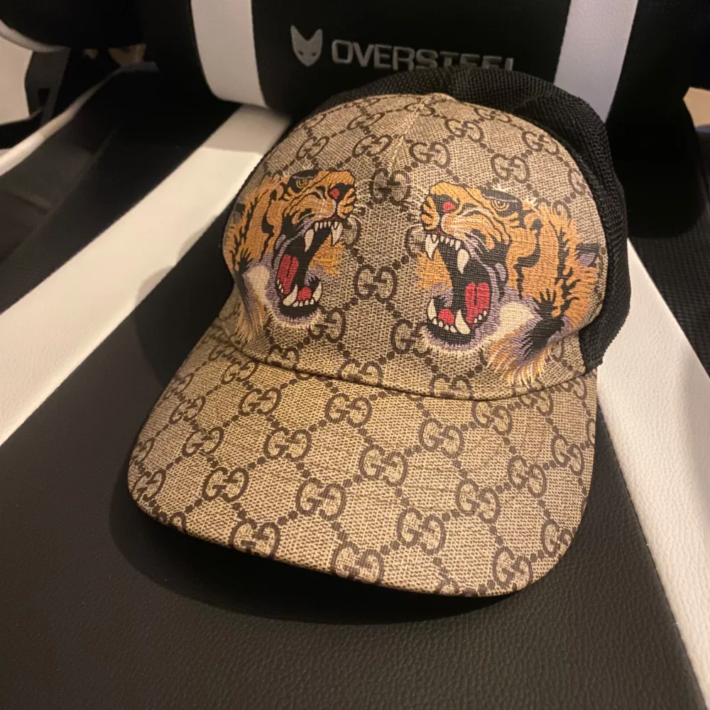 Säljer min äkta gucci keps tiger i väldigt sällsynt storlek XS, pris går diskutera.. Asusteet.