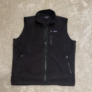 Patagonia väst  - Tja! En patagonia väst i toppen skick. Inga defekter, säljer för ett otroligt pris, storleken är XL men passar bra på M/L. Mvh store 101