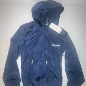 Balmain paris jacka  - En marinblå balmain vindjacka för väldigt billigt, helt nya med en väldigt bra kvalitet, storlekarna som finns inne är XL/M/S  storlkarna är små i storlek m passar S XL passar M/L osv
