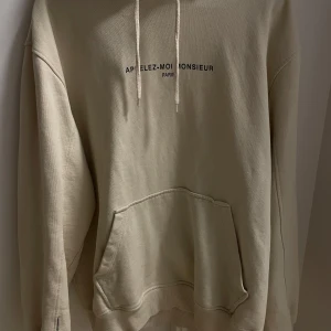 Beige hoodie från Studio Total - Säljer nu denna fina tröja då den är för liten för mig. Storlek S,  är i väldigt fint skick. Hör av er om fler bilder eller frågor