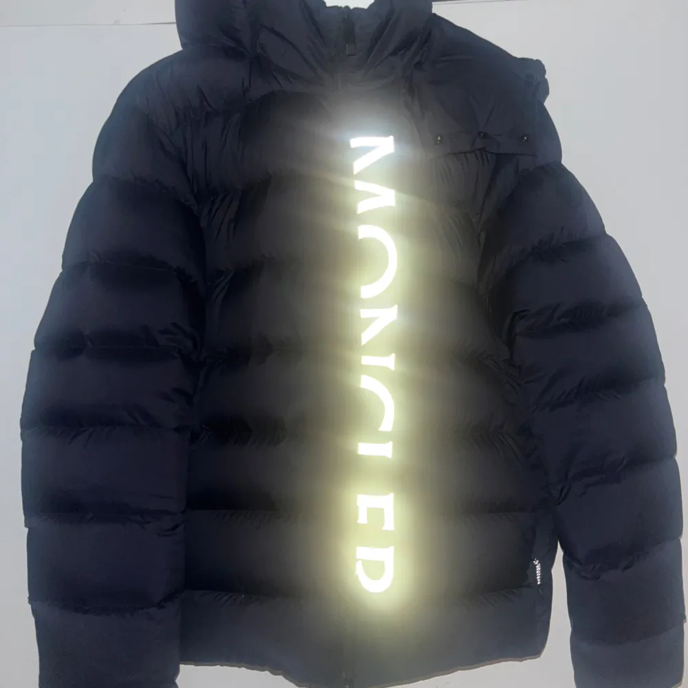 HELT 100% ÄKTA QR KOD SAMT LAPPARNA FINNS, KAN LÖSA MER BILDER I PM. Snygg svart dunjacka från Moncler med stor logga framtill. Jackan har en quiltad design och är långärmad med huva. Perfekt för kyliga dagar. 19500 NYPRIS, STEAL!. Takit.