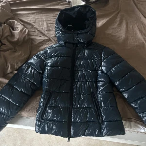 Snygg jacka från 157 - Säljer min mörk blå jacka från Lager 157. Den är knappt använd och därför superbra skick! Storlek s. Köpte för 400kr, säljer för 250! 