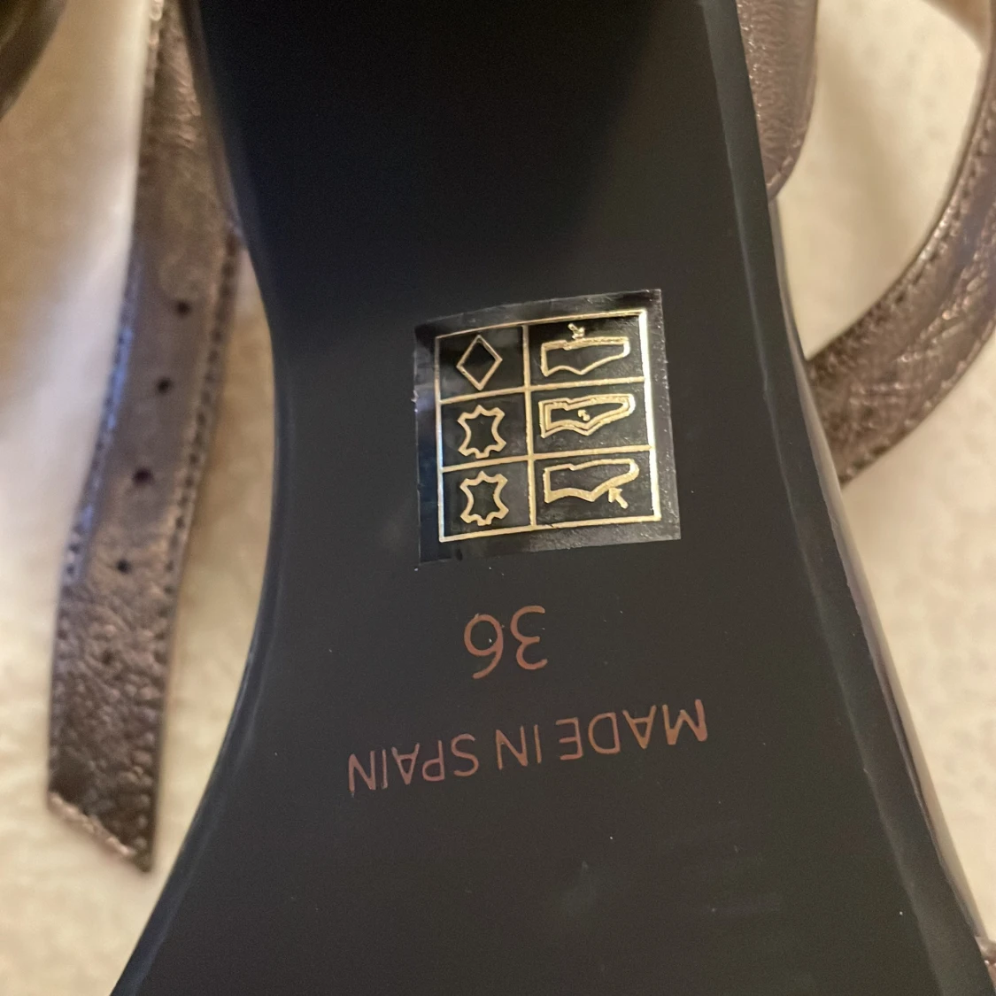 Bronsfärgade sandaler från Sandra Morales - 91