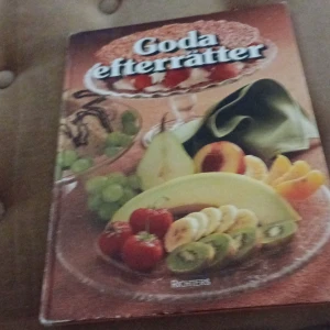 Goda efterrätter - En inspirerande kokbok från Richters med fokus på läckra efterrätter. Omslaget visar en aptitretande bild av olika frukter och desserter, perfekt för den som vill fördjupa sig i söta skapelser.