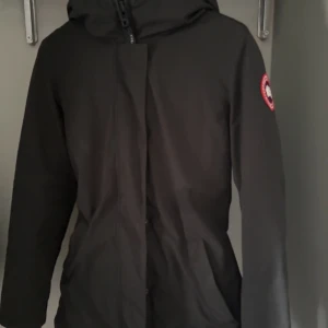 Svart canada goose Victoria parka str S  - Den är i riktigt bra skick då den är sparsamt använd under två vintrar, pälsen är i super fin då den nästan aldrig är använd på. Den går att justera i midjan så den sitter tajtare och luvan går även att justera både längden och hur tajt runt ansiktet den ska sitta. Pälsen är avtagbar och sitter i en gömd dragkedja. Skickar med lådan den kom i, klädpåse/klädöverdrag man fick med och canada goose galgen man fick med. Prislappen finns med i lådan,Nypris 11 000 kr men 13 990 kr idag.