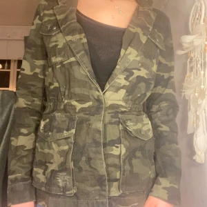  jacka - Camoulage jacka i jeans/bomull. Från only. Går att spänna in runt midjan.