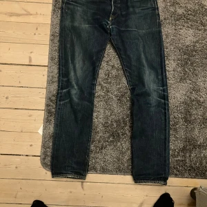 Levis 501 jeans - Säljer ett par klassiska Levis 501 jeans i mörkblå denim storlek 34/34. De har en straight passform och är tillverkade i bomull. Perfekta för en avslappnad stil. ⚠️Pris kan diskuteras⚠️