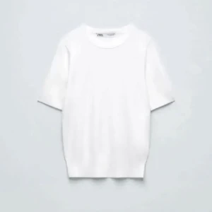 Vit stickad kortärmad tröja från Zara - stickad tröja från zara,säljer då den inte kommer till användning!💗