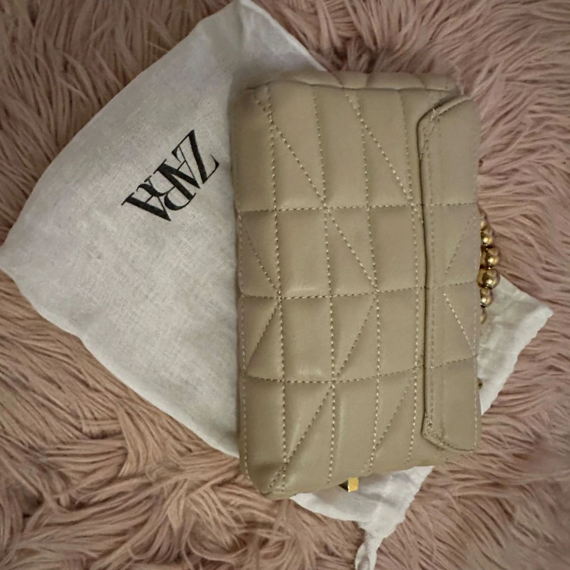 Beige quiltad axelväska från Zara - 91