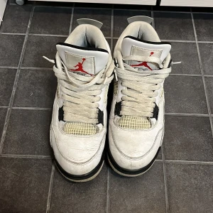 Nike Air Jordans i vitt och svart - Selling my jordan 4 quality 8/10 fits 42-41.