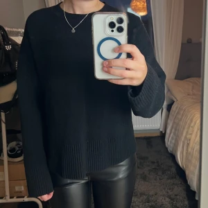 Svart stickad tröja - Svart stickad tröja med långa ärmar och ribbade detaljer vid ärmslut och nederkant. 