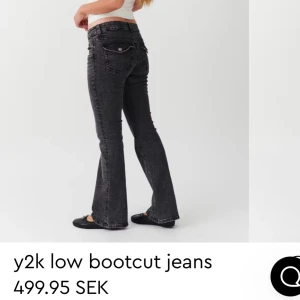 Svarta bootcut lowwaist jeans Y2K Gina Tricot - Helt nya svarta/offblack lowwaist bootcut jeans med fickor med knapp från Gina. Köptes för 499kr och säljer då dem ej passade. Helt nya med prislapp kvar. Vill bara bli av med dem snabbt💖