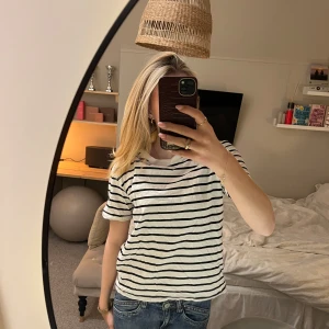 Randig t-shirt från H&M - Säljer en klassisk vit och svart randig t-shirt från H&M. Den är väldigt bekväm och knappt använd! 💕