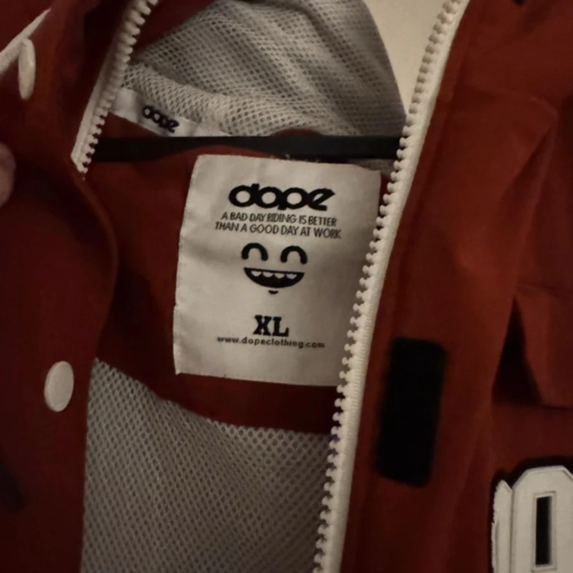 Röd och svart jacka från Dope - 91
