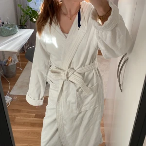 Vit morgonrock från Lexington - Säljer en vit morgonrock från Lexington med huva och knytskärp i midjan. Den har långa ärmar och Lexington-logga på ryggen. Perfekt för mysiga hemmakvällar. Storlek L men passar S. Den kommer givetvis att tvättas innan den skickas iväg❣️