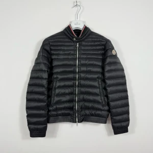 Moncler jacka - Moncler down jacket, storlek M, skick 9/10, pris 4499kr. Hör av er vid frågor eller funderingar.