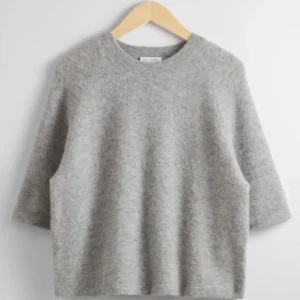 Grå other stories stickad trekvartärmad tröja!! - Mysig grå tröja i ull med trekvartsärm. Nypris 690. Säljer pga att den är lite liten 💕 ställ gärna frågor om ni undrar någonting