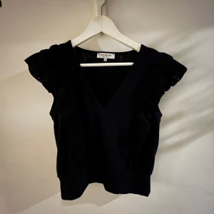 Blå topp från Morgan - Snygg blå topp från Morgan med v-ringning och korta ärmar. Perfekt för en stilren look.