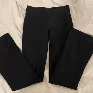 Svarta leggings från Zara - Säljer ett par svarta leggings från Zara i storlek 11-12 år. De är bekväma och stretchiga, perfekta för vardagsbruk. Tillverkade i Bangladesh.
