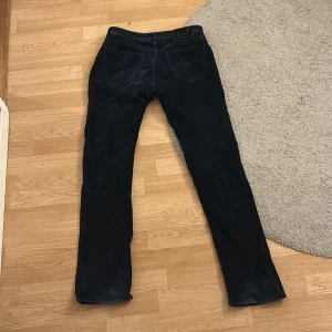 Mörk blåa jeans från Jacob Cohen - Snygga mörk blåa jeans från Jacob Cohen med klassisk design. De har en rak passform och är tillverkade i högkvalitativt material. Perfekta för en stilren look.