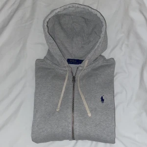 Ralph Lauren Zip Hoodie - Skick: 8.5/10, lite stel i materialet, annars inga defekter och fint skick | Passar 170 som bäst, S/XS i storlek | Pris kan diskuteras