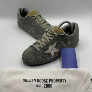 Golden Goose Superstar - Goldeb Goose Superstar, passar storlek 40-41. Kommer med OG dustbag! Priset är hugget i sten, kom med förslag och skriv vid eventuella frågor!