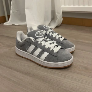 Gråa Campus 00  - Säljer mina gråa adidas campus 00 skor, eftersom jag inte använder de. Endast använda en gång🤍