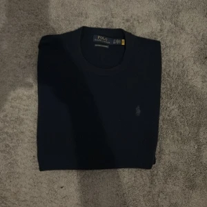 Mörk blå Polo Ralph Lauren kashmir crewneck - Säljer min Polo Ralph Lauren kashmir crewneck tröja. Skick oanvänd. Nypris 5000 kronor. Skriv vid funderingar.