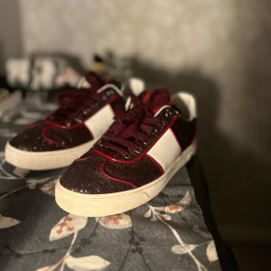 Valentino flycrew - Vinröda flycrew, få gånger använda. Bra skick lika som nya, inga deffekter förutom att en bit saknas på baksidan men det märks inte av.