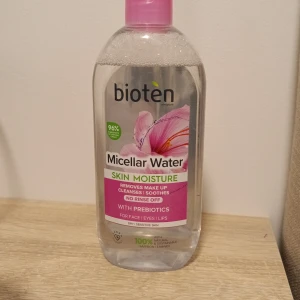 Micellar Water från Bioten och har aldrig använts!! - Bioten Micellar Water för torr och känslig hud. Innehåller prebiotika och är 96% naturligt. Tar bort smink, rengör och lugnar utan att behöva sköljas av. Passar ansikte, ögon och läppar.