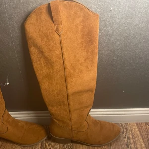 Mocka boots - Snygga bruna ”cowboy” boots i ett mocka liknande material. Skorna är endast använd vid ett tillfälle och är i mycket bra skick!🤍