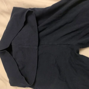 Mörkblåa, yoga pants från Gina  är i väldigt bra skick  - Byxor som man viker ner, väldigt sköna och stretchiga 