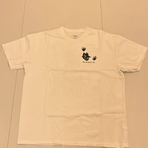 Vit t-shirt från Polar Skate Co. - Säljer en vit t-shirt från Polar Skate Co. med ett unikt svart tryck på både fram- och baksidan. T-shirten har korta ärmar och är i normal passform. Har några små fläckar. Skriv om ni har frågor