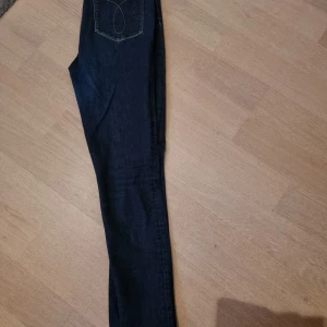 Mörkblå skinny jeans från Calvin Klein W32 L32 - Snygga mörkblå skinny jeans från Calvin Klein med hög midja. Perfekta för en stilren look. Klassisk femficksdesign. W32 L 32. 99% bomull 1% elastan Köparen betalar frakten 