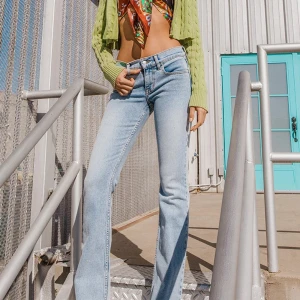 Ljusblå bootcut jeans - Snygga ljusblå bootcut jeans med låg midja. Beställda från Revice denim.