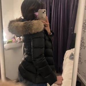 Svart dunjacka från Moncler - Äkta Moncler jacka, bälte till jackan tillkommer, äkta päls. 